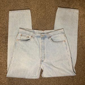 Light wash Levi’s 501